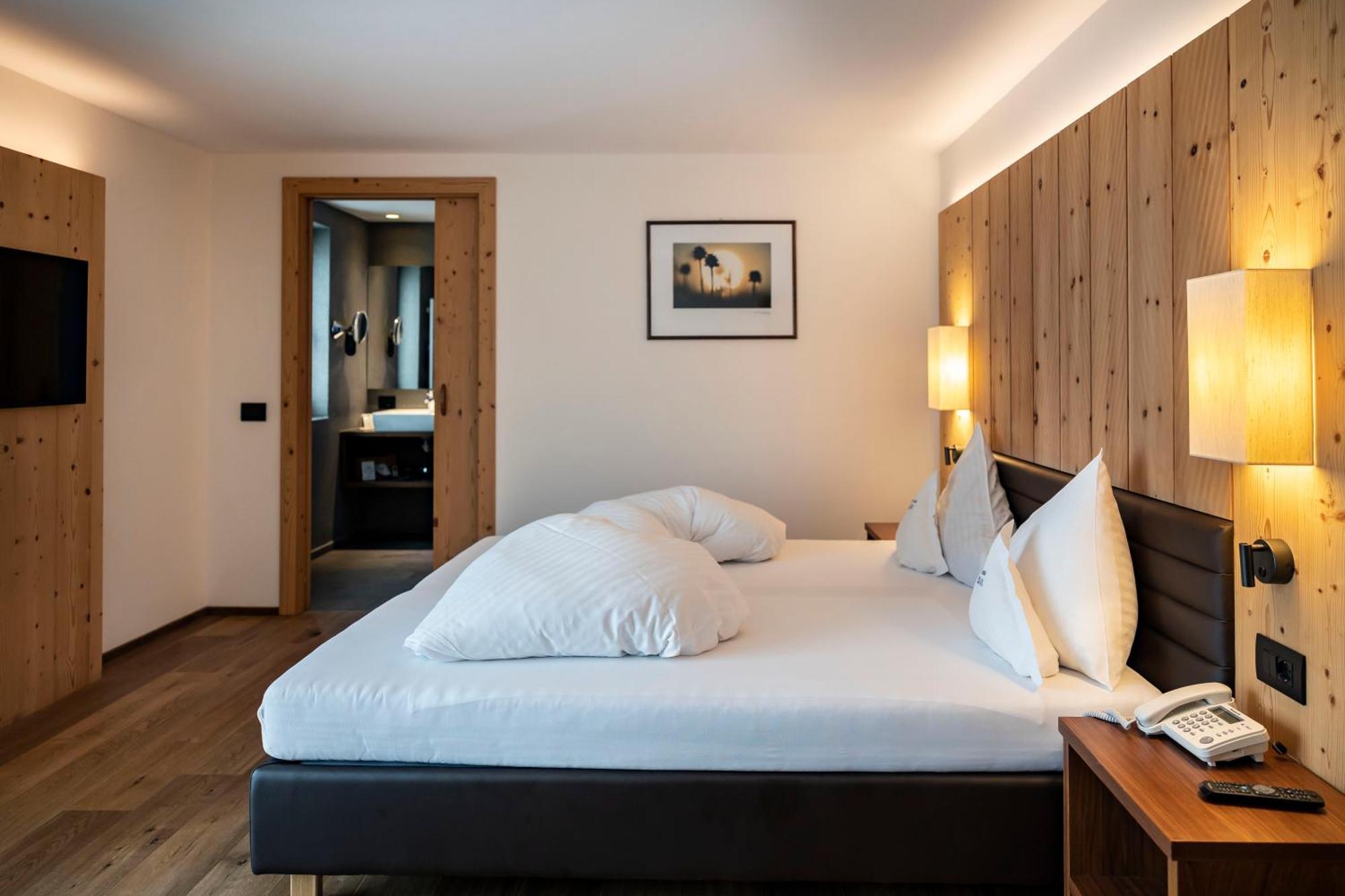 Artnatur Dolomites Hotel&Spa Seis am Schlern Zimmer foto